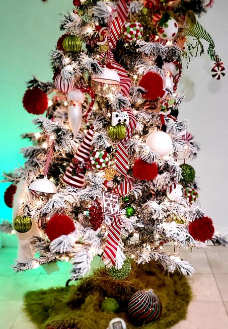Grinch-Themescapes-Tree-by-Bango