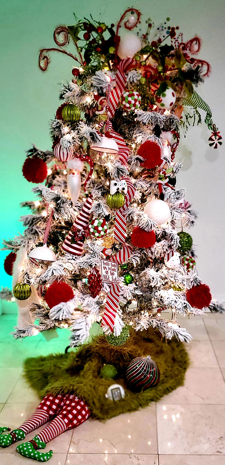 Grinch-Themescapes-Tree-by-Bango